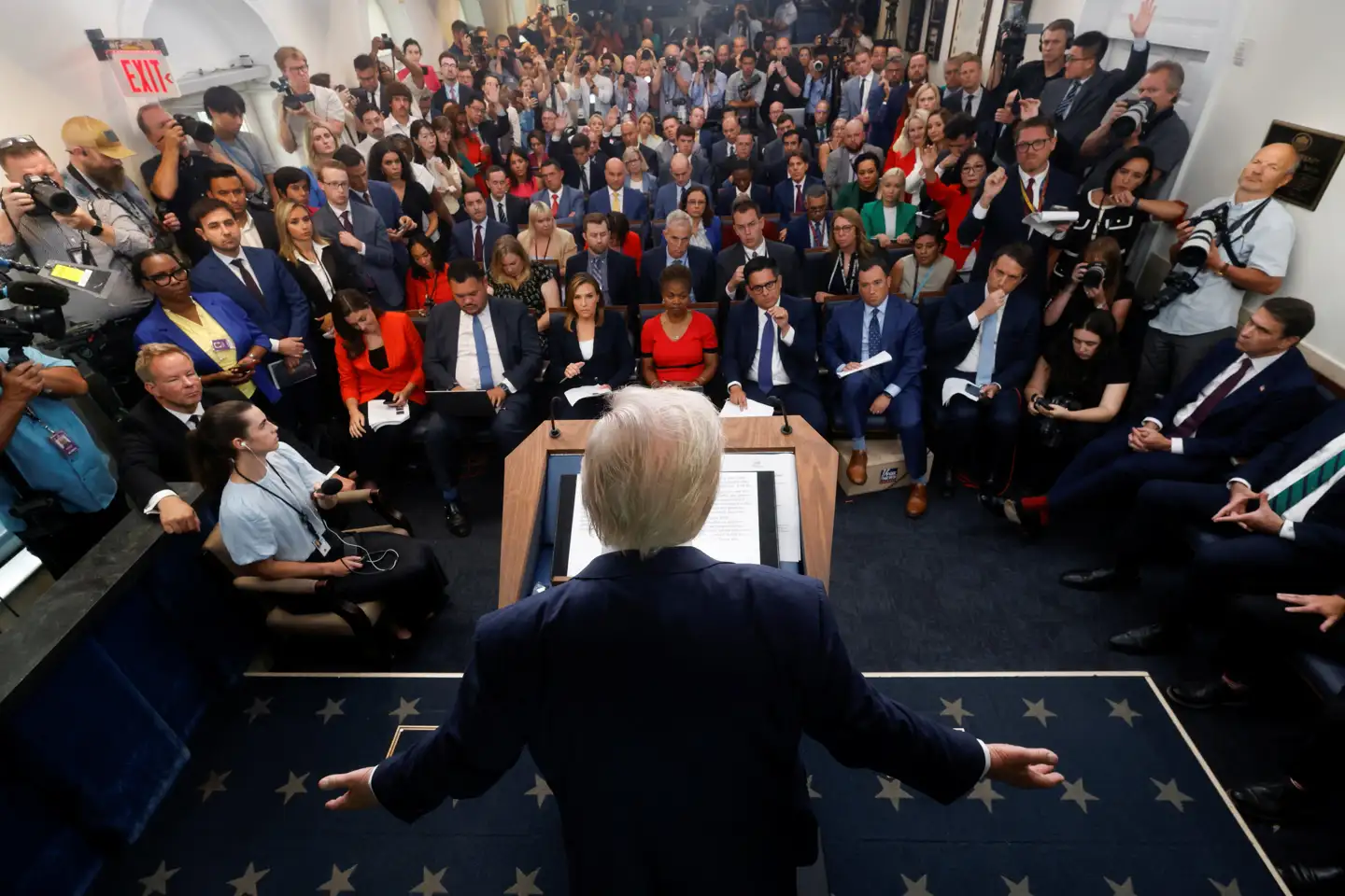 Presserummet i Det Hvide Hus var fyldt til bristepunktet, da Donald Trump holdt sit pressemøde.