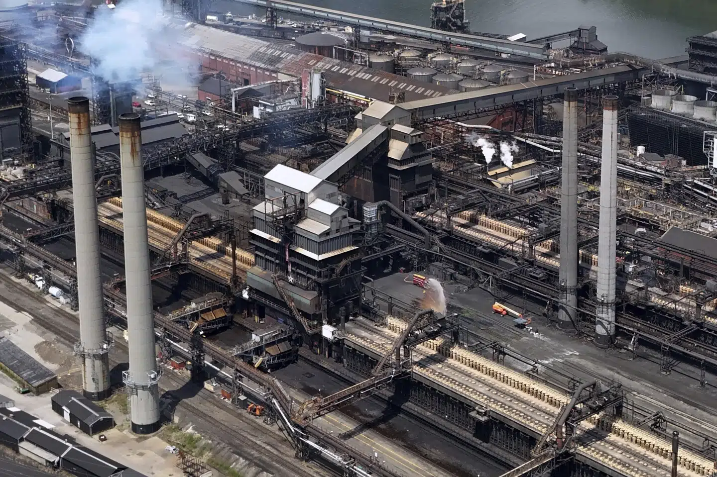 Billede fra mandag af Clairton Coke Works, som er ejet af U.S. Steel. Flere er på hospitalet med skader efter eksplosioner.