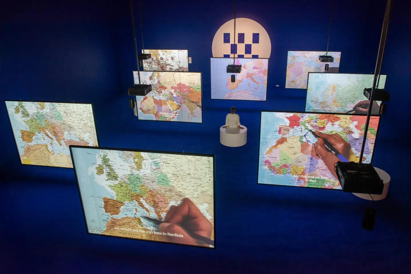 På otte store videoskærme i Louisianas underjordiske sal præsenterer museet nu det fascinerende værk »The Mapping Journey Project«, som tidligere har været udstillet på MoMA i New York og på sidste års Biennale i Venedig.