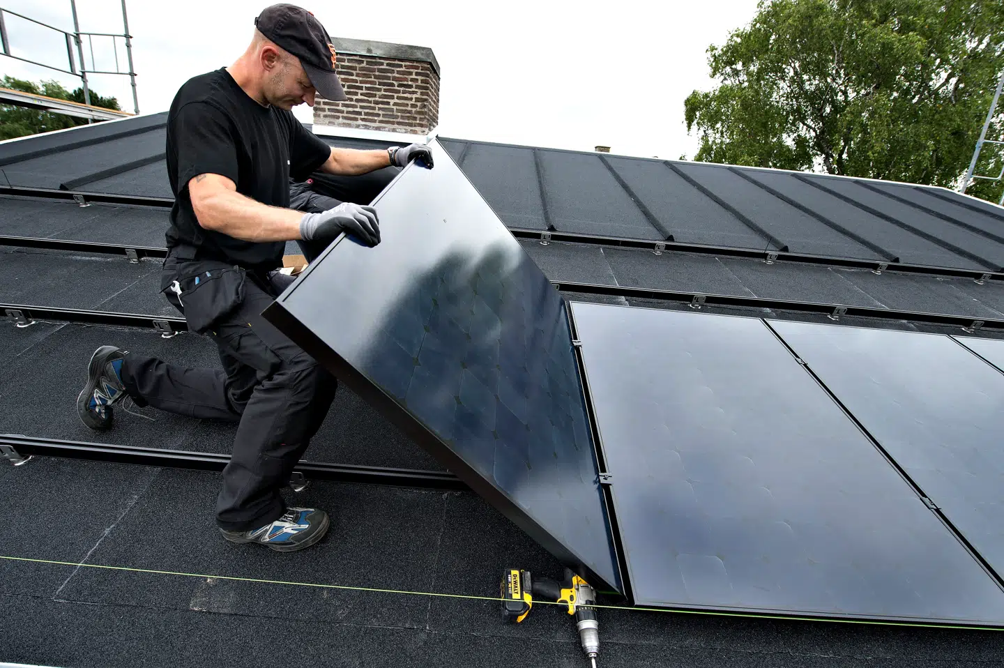 »Jeg taler ofte med folk, der har investeret i både solceller og elbiler, og som ikke kan få deres elafgiftsrefusion. De føler sig straffet for at gøre det rigtige,« skriver Per Madsen, der er administrerende direktør i Watts, i denne kommentar.