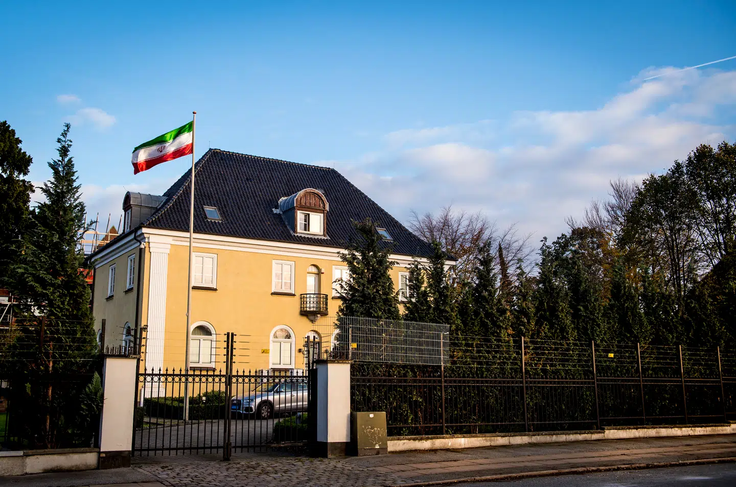 Den Iranske Ambassade har ikke svaret på, hvorvidt det er korrekt, at imam Khademi har været tilknyttet ambassaden fra 2001 til 2015.