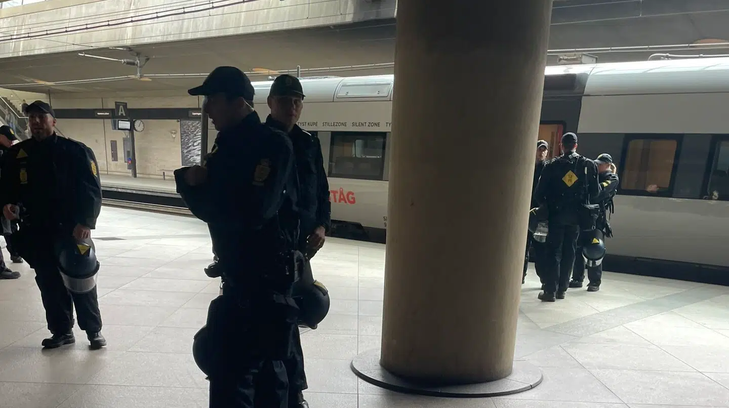 Et stort antal betjente er i øjeblikket til stede i Københavns Lufthavn, hvor svenske togpassagerer tjekkes.