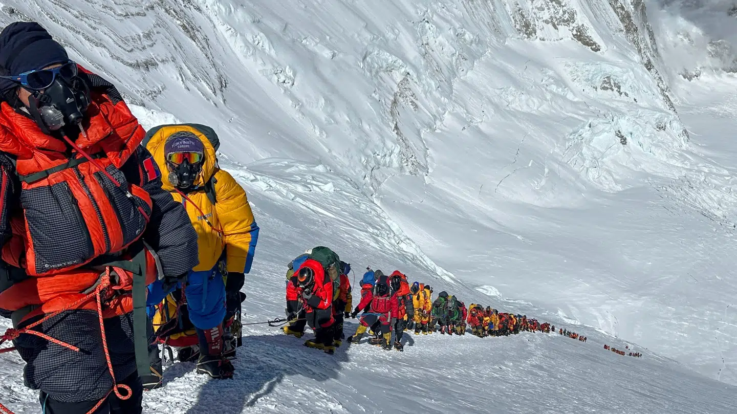 Det bliver nu markant dyrere at bestige Mount Everest.