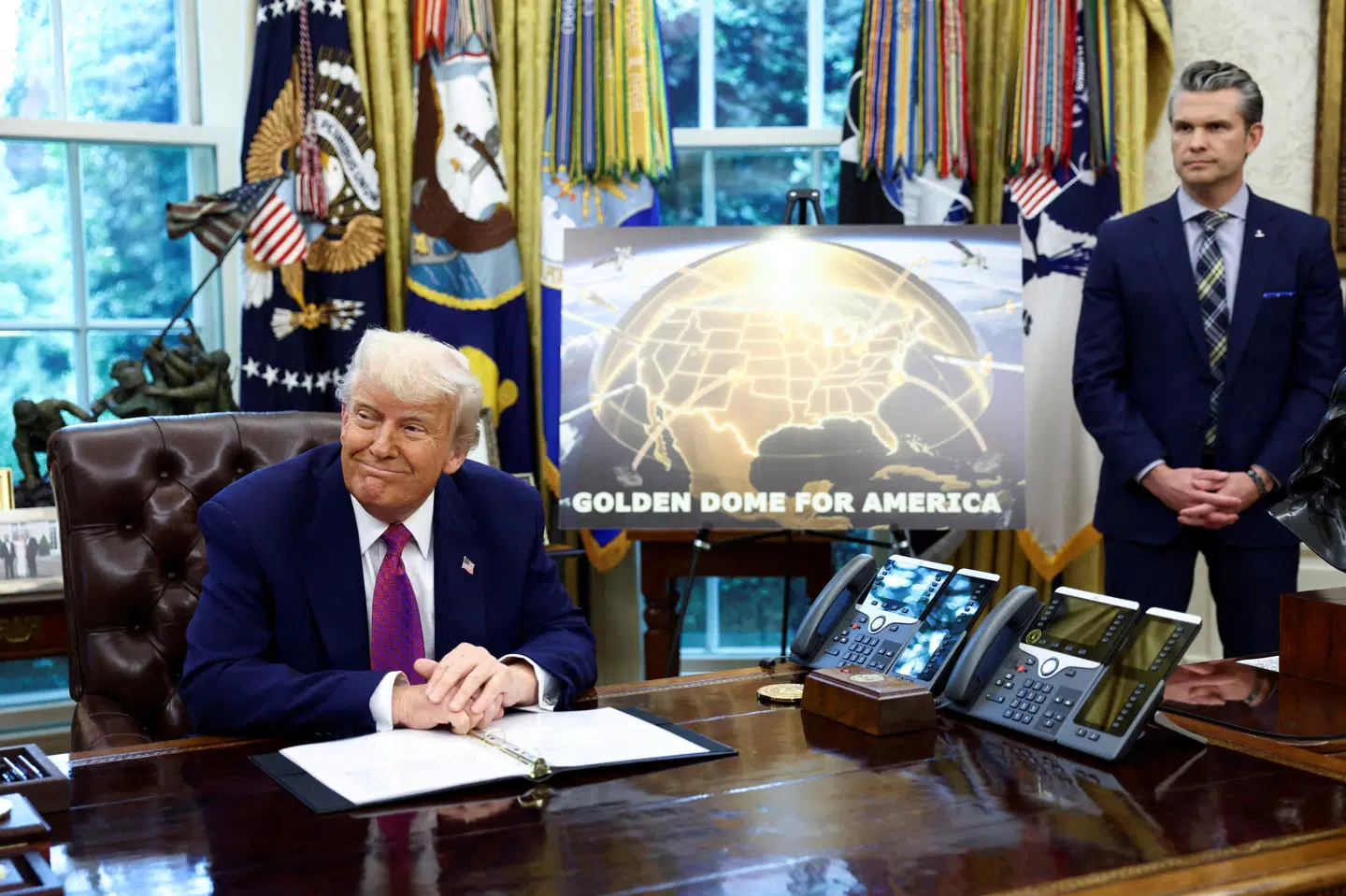USA's præsident, Donald Trump, præsenterede i maj sin plan for et luftforsvarssystem kaldet "Golden Dome". Ved hans side står landets forsvarsminister, Pete Hegseth. (Arkivfoto).
