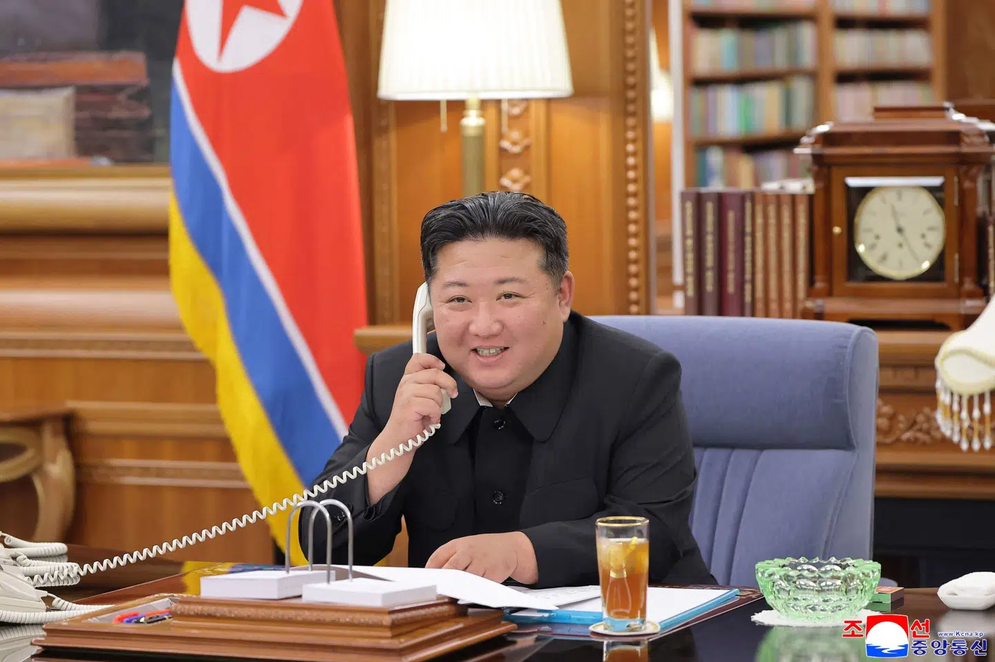 Nordkoreas leder, Kim Jong-un, talte tirsdag i telefon med Ruslands præsident, Vladimir Putin. Det nordkoreanske statsmedie KCNA har efter samtalen udsendt dette foto af Kim Jong-un.