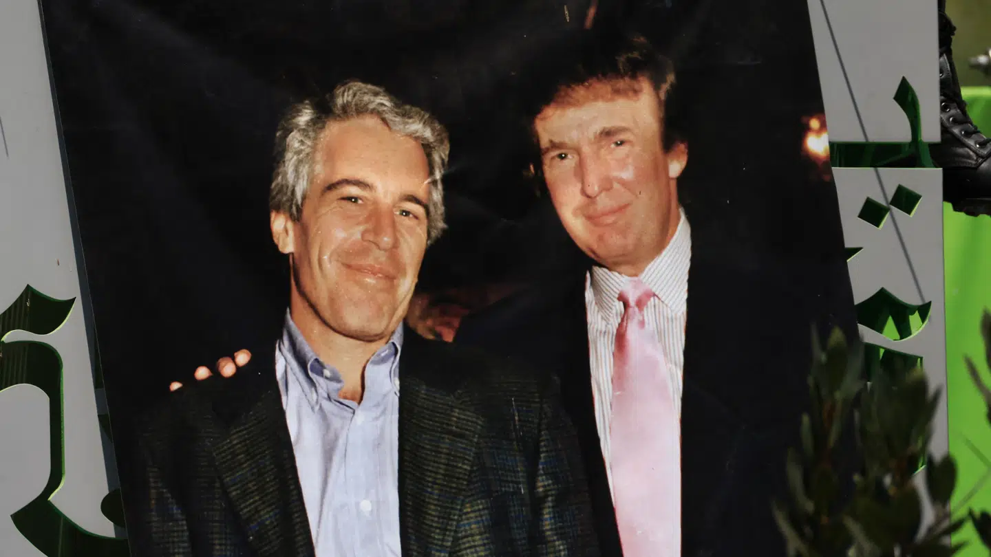 Ikke mindst billedet her af Jeffrey Epstein (tv.) og Donald Trump sammen har været brugt mod den nuværende præsident.