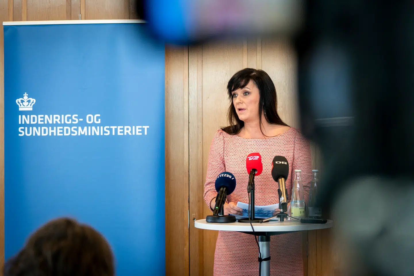 Efter skandalen på mave-tarmkirurgisk afdeling på Aarhus Universitetshospital lancerede regeringen en stor »sundhedspakke« i 2023, hvor man blandt andet ville gøre det nemmere for patienter med kræft og andre livstruende sygdomme at blive behandlet i udlandet. På billedet holder sundhedsminister Sophie Løhde pressemøde om udfordringerne på kræftområdet 24. marts 2023.