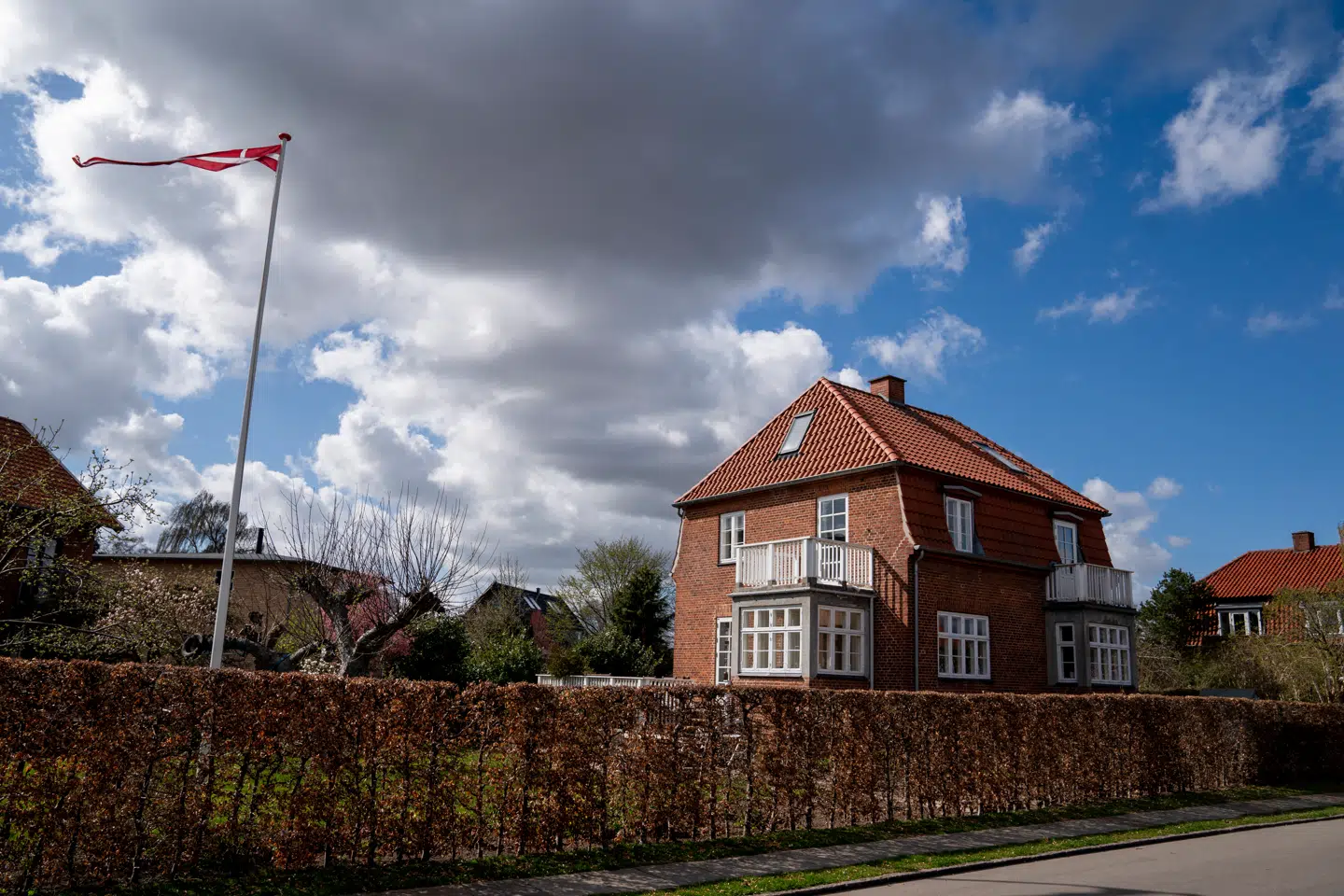 Solen skinner på boligejerne. I nogle områder vokser friværdien mere, end man tjener på et almindeligt arbejde.