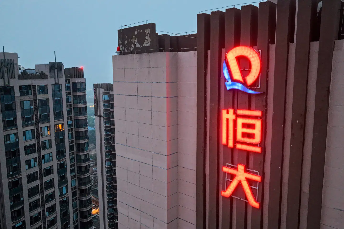 Den kinesiske ejendomsgigant Evergrandes logo ses her på nogle af selskabets lejlighedskomplekser i Nanjing i Kinas østlige Jiangsu-provins.