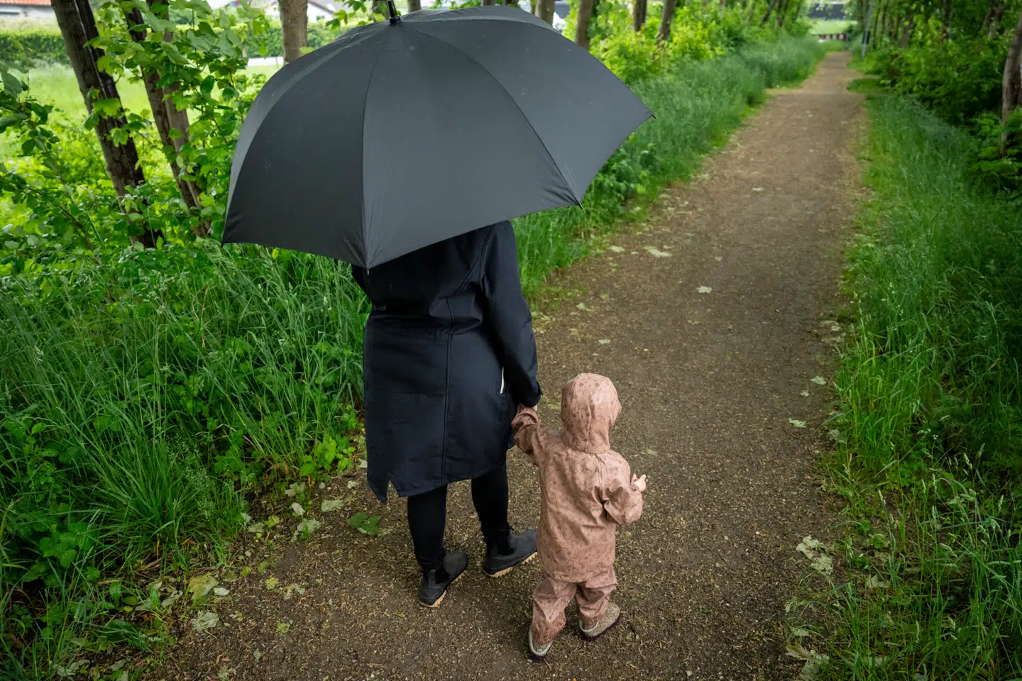 Når syge børn alligevel sendes i skole, skyldes det ofte, at forældrene ikke har mulighed for at blive hjemme – ikke fordi, de ikke vil, men fordi, de ikke har retten eller økonomien til det, skriver Rikke Josiasen i et læserbrev.