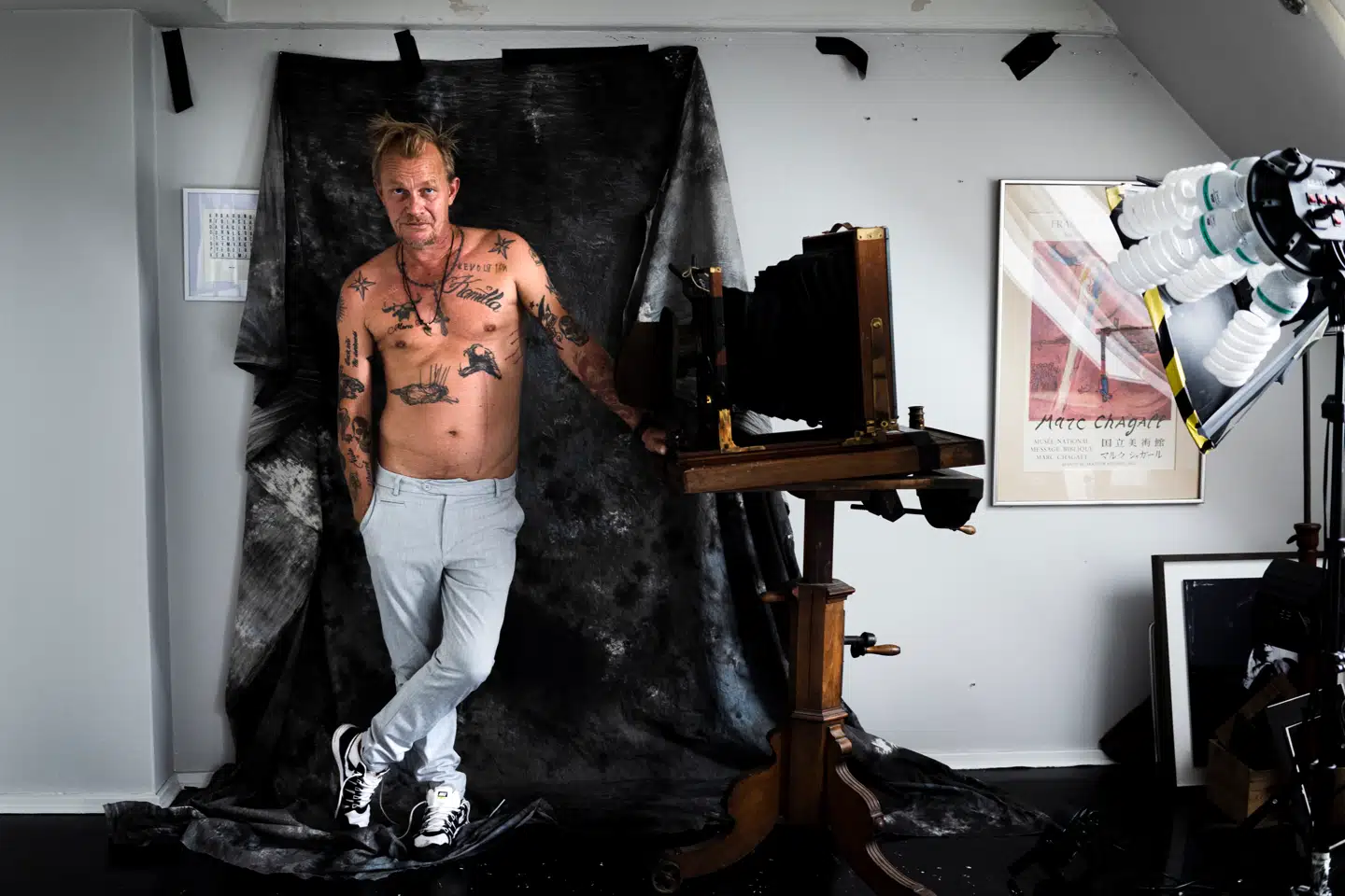 En af de tre podcasts, som Emilia van Hauen roser, er om krigsfotografen Jan Grarup, som her er fotograferet i sit hjem.