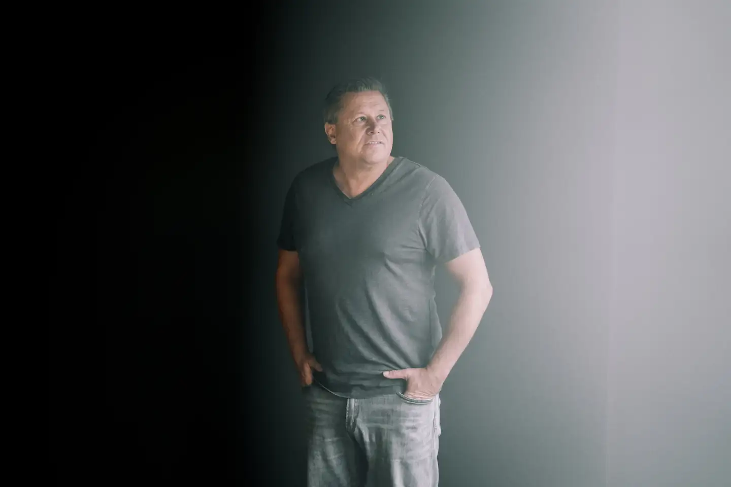 Den kulørte forretningsmand Jesper Nielsen – kendt som Kasi-Jesper – har i over et årti udkæmpet en strid med sin tidligere arbejdsgiver, Pandora. »Jeg giver aldrig op,« har han tidligere udtalt.