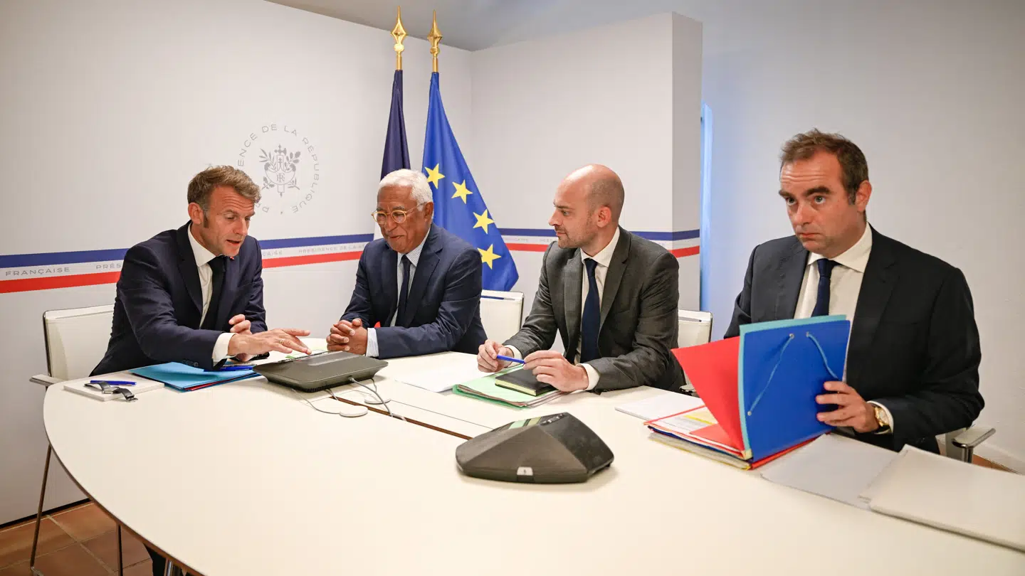 Den franske præsident Emmanuel Macron (helt til venstre) deltog også i dagens videomøde med blandt andet den ukrainske præsident Volodymyr Zelenskyj og den amerikanske præsident Donald Trump.