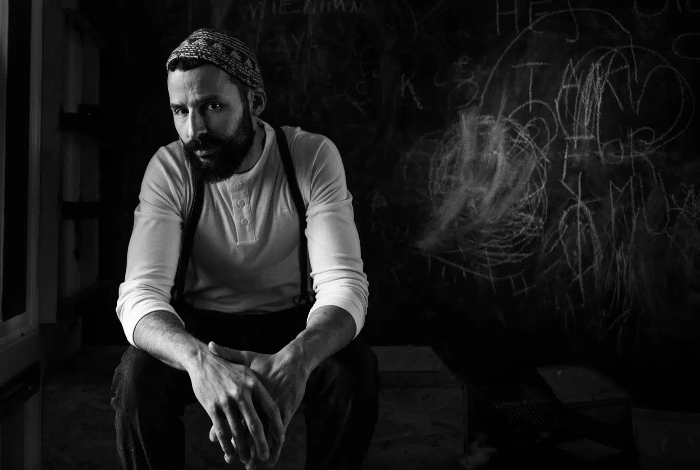 Isam Bachiri, bedre kendt som Isam B, efterlyser en ny dansk tv-serie om gæstearbejderne og deres efterkommere.