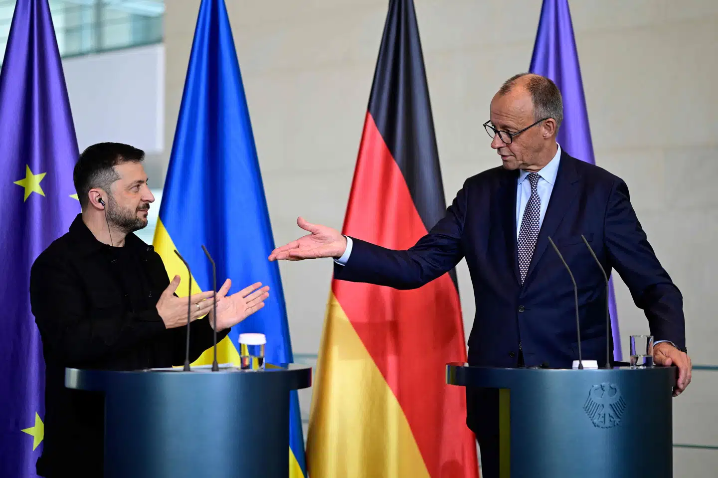 Ukraines præsident, Volodymyr Zelenskyj, og Tysklands forbundskansler, Friedrich Merz, taler på et fælles pressemøde i Tyskland.