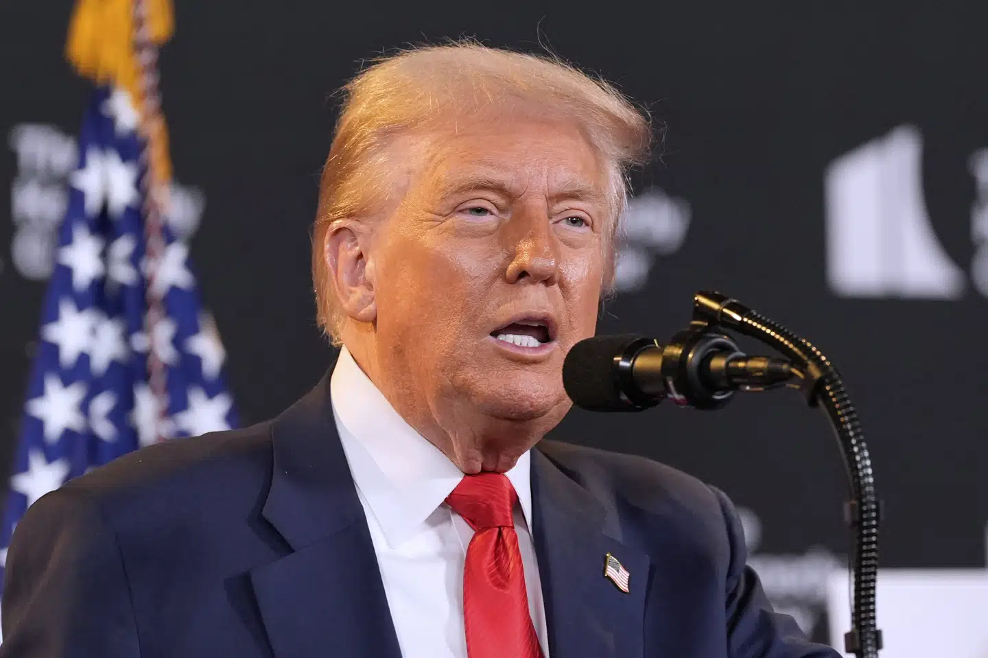 Præsident Donald Trump holder pressemøde på Kennedy Center onsdag aften dansk tid.