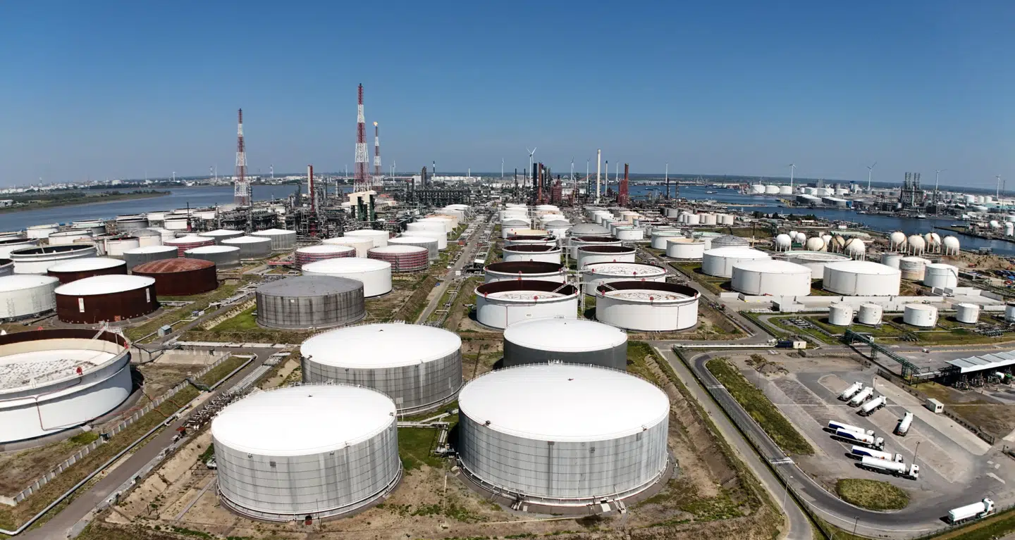 Tidligere i år blev meget af den ekstra olie, som blev produceret, fyldt på lagre. Senere i år er der risiko for at stå med en kæmpe overproduktion, lyder advarslen. Her ses TotalEnergies' og ExxonMobils raffinaderier i den belgiske havneby Antwerpen.