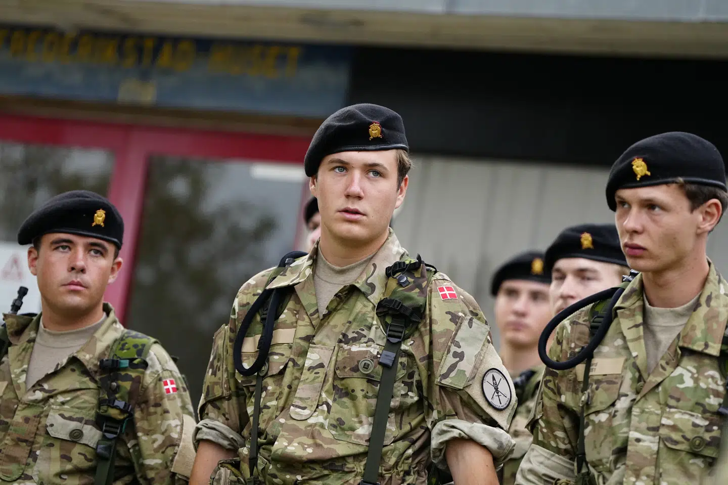 Kronprins Christian modtager instrukser sammen med sine soldaterkammerater under mønstring torsdag morgen.