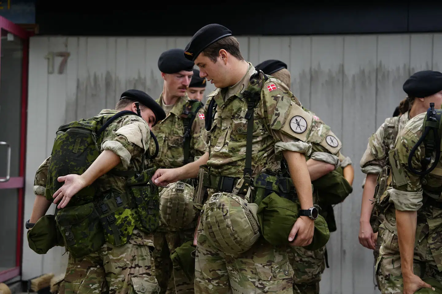 Kronprinsen tjekker en anden elevs udstyr.