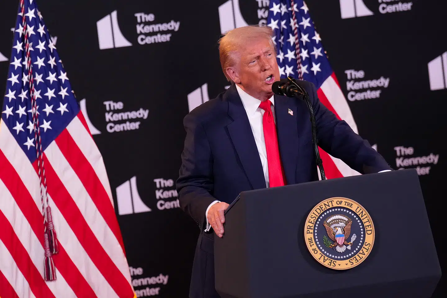 Napoleons endeløse stræben efter magt, blev også hans fald. Walter Russell Mead, kommentator på The Wall Street Journal, advarer Donald Trump om at følge den tidligere franske kejser i fodsporene.