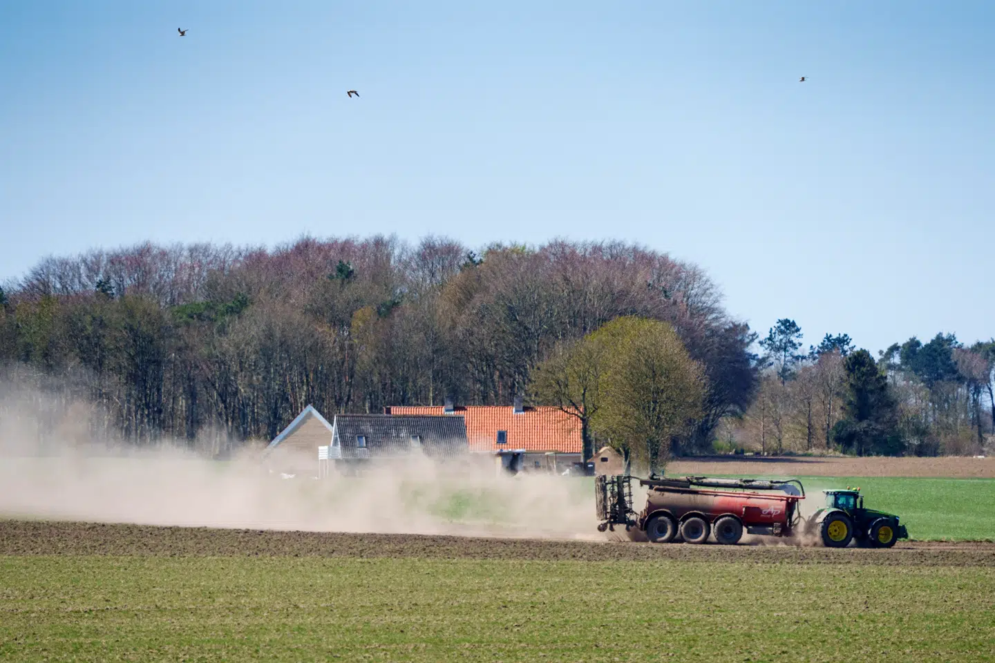 Landmand er i fuld gang med gyllesprederen på marker i Gjerlev i Midtjylland, torsdag den 21. april 2022.. (Foto: Bo Amstrup / Ritzau Scanpix/Ritzau Scanpix)