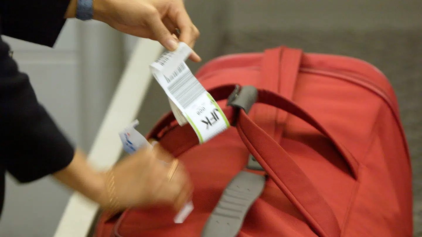 Vent med at smide bagagemærket ud, til du er kommet hjem, lyder opfordringen.