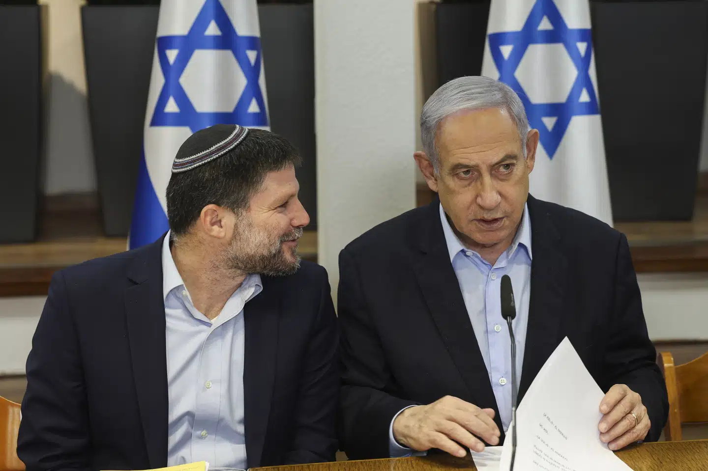Den israelske finansminister, Bezalel Smotrich, har torsdag udsendt en erklæring, hvori han godkender byggeriet af knap 3500 nye israelske bosættelser nær Vestbredden. På billedet ses han sammen med premierminister Benjamin Netanyahu, der endnu ikke har meldt noget ud om byggeriet. (Arkivfoto).