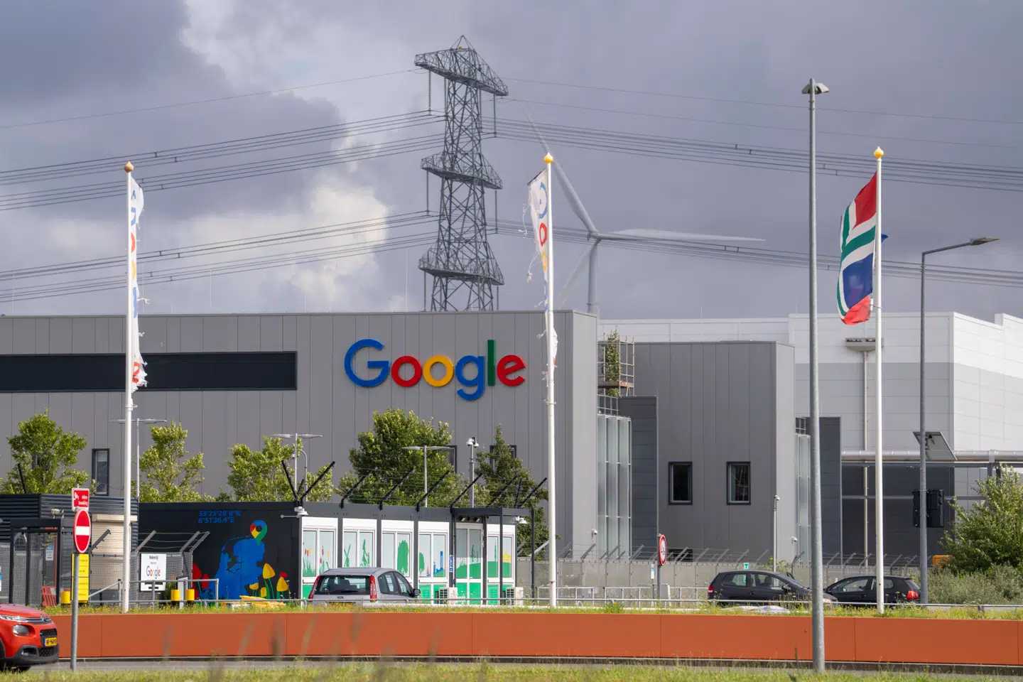 Europæiske virksomheder er svært afhængige af de tjenester, som amerikanske teknologigiganter leverer via deres stadigt flere datacentre – her Googles i den hollandske by Eemshaven.