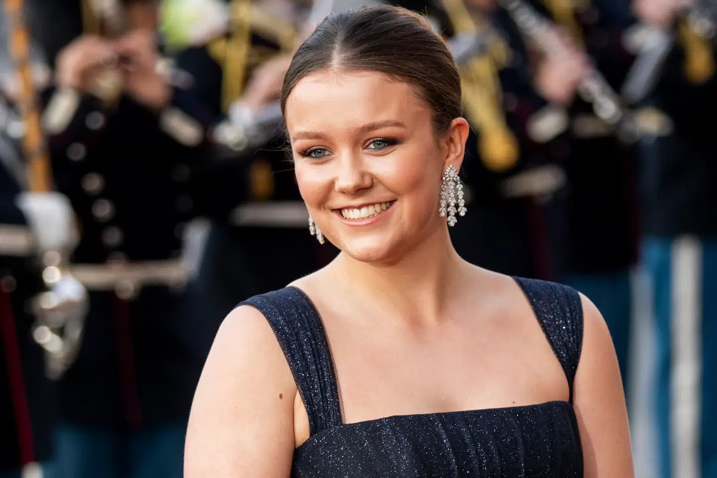 Sådan kender vi (også) prinsesse Isabella. Her ankommer hun til sin egen fødselsdagsfejring i Det Kongelige Teater tidligere på året.