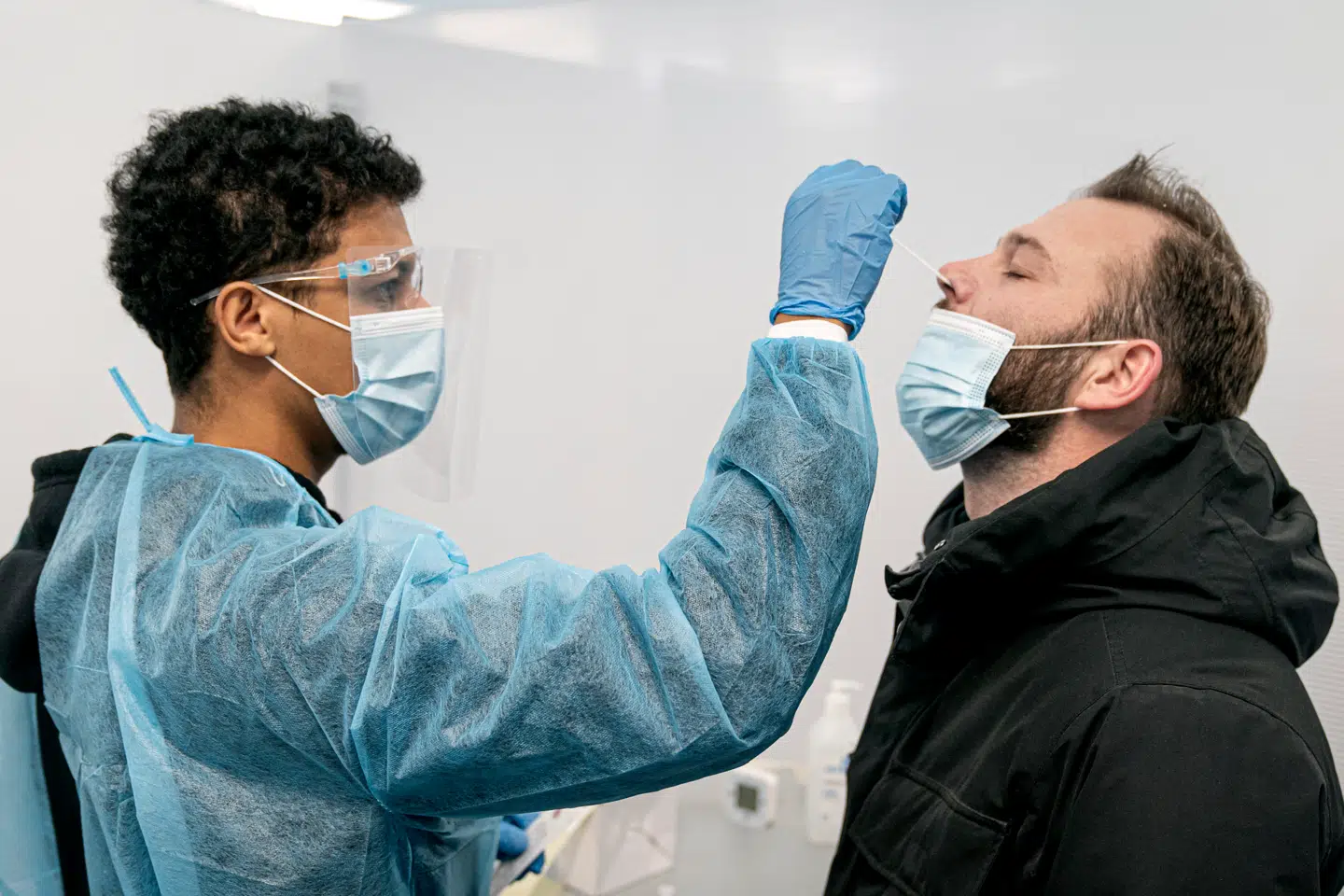 Den er her stadig og kommer hele tiden i nye forklædninger. En ny covid-variant vinder frem i Danmark og andre europæiske lande, fremgår det af spildevandsmålinger.