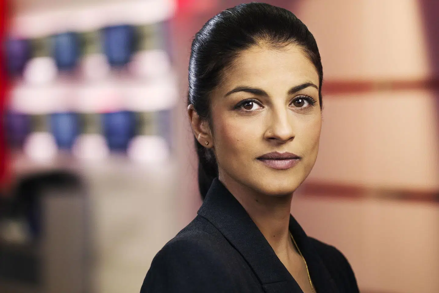 Divya Das er egentligt uddannet geograf. Hun begyndte sin journalistiske karriere som vejrvært på DR i 2003. Siden 2006 har hun været ansat på TV 2. (PR-foto).