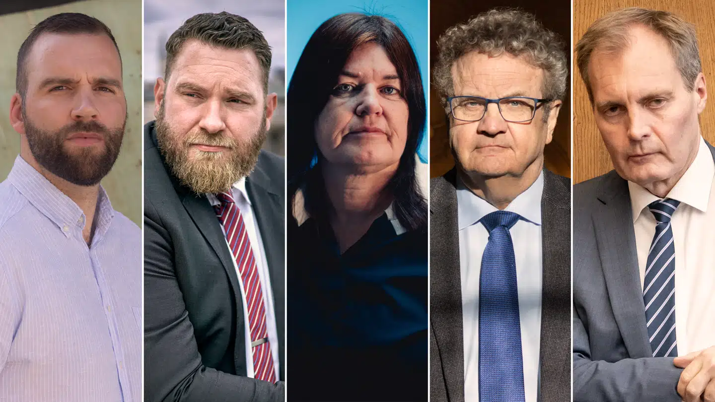 Kritikerne på Christiansborg står i kø. Fra venstre ses Bjørn Brandenborg (S), Steffen Larsen (LA), Karina Lorentzen (SF), Preben Bang Henriksen (V) og Peter Skaarup (DD).
