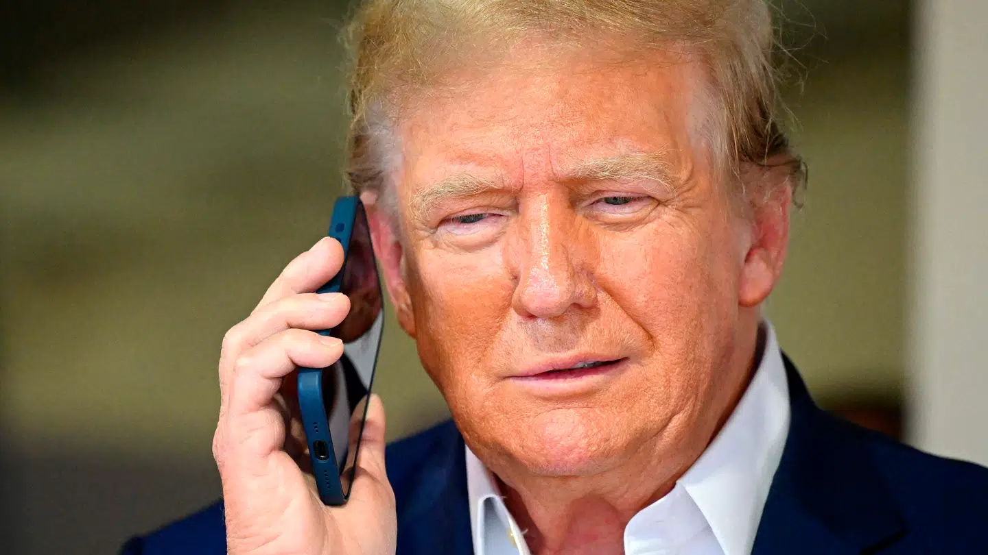 Arkivfoto af Donald Trump, der taler i telefon.