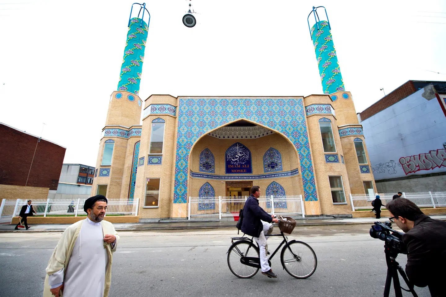 Vi kan ikke leve med, at præstestyret bruger Imam Ali Moskeen i København til at udøve skjult propagandavirksomhed. Det er misbrug af den danske religionsfrihed, og derfor bør moskeen lukkes, skriver Amalie Lyhne i denne leder.