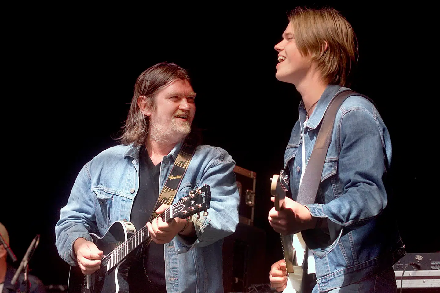 Blandt andet i 2001 var Rasmus Madsen med sin far Johnny Madsen på scenen under Smukfest i Skanderborg.