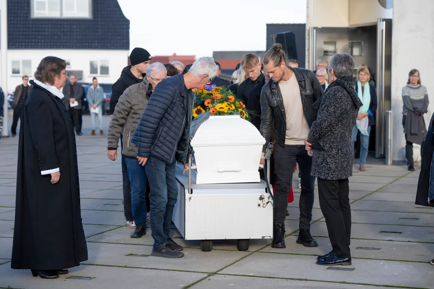 Johnny Madsen blev begravet fra Thyborøn Kirke d. 12. november 2024, hvor sønnen Rasmus Madsen gik forrest og bar sin fars kirke ud på den sidste rejse.