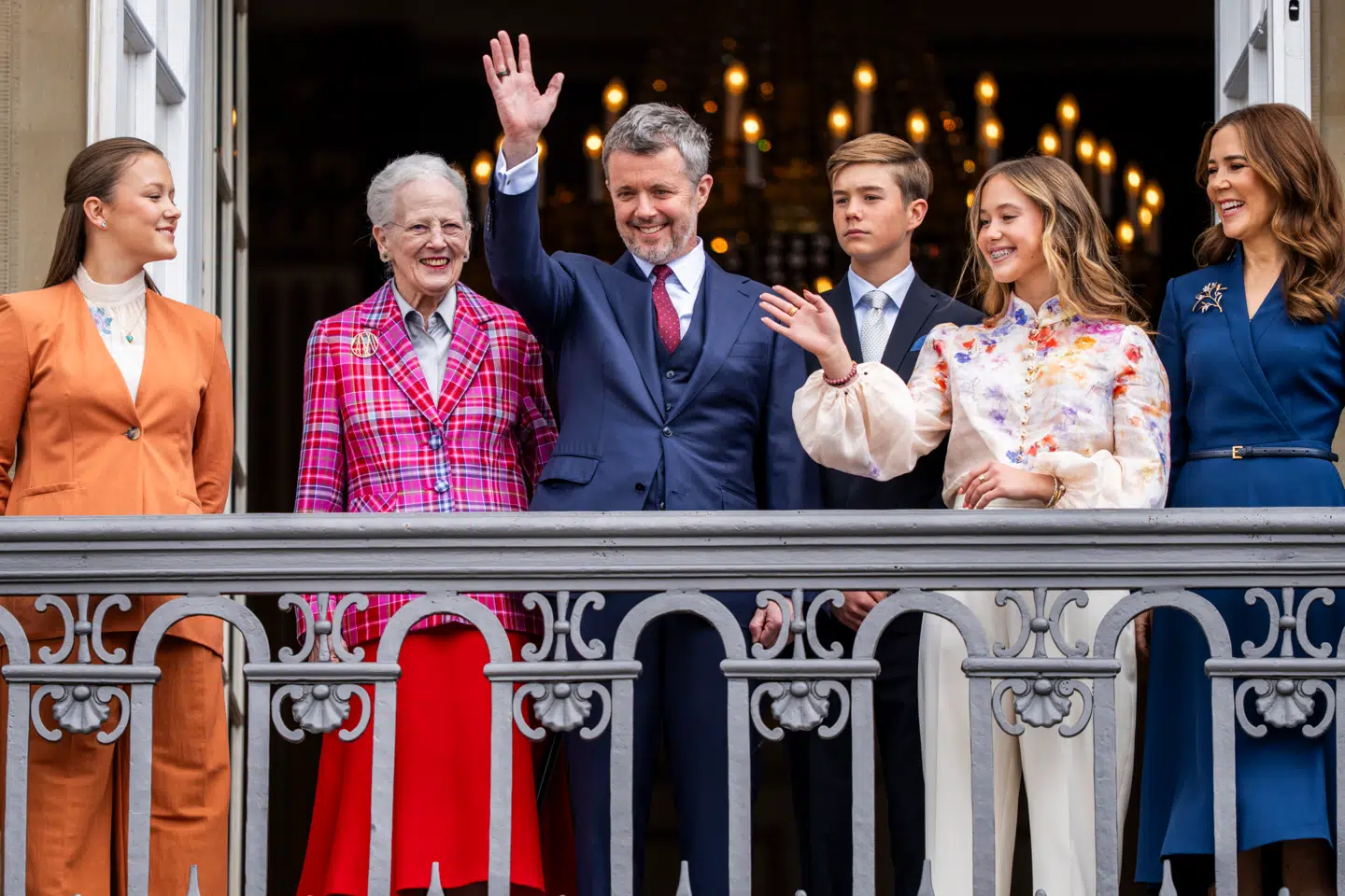 Kongefamilien sammen på balkonen i anledning af Kongens fødselsdag i maj.