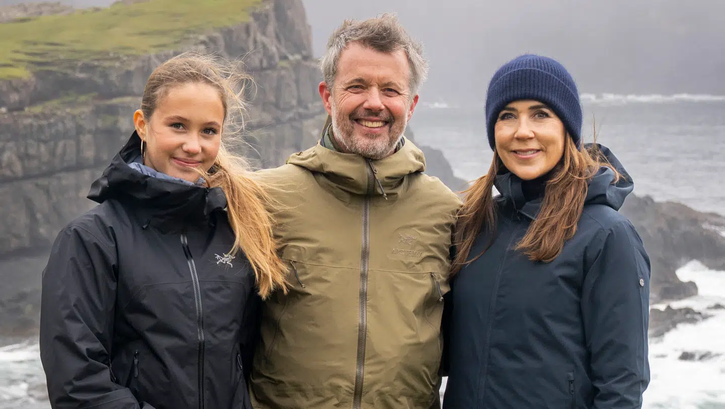 Kong Frederik, dronning Mary og prinsesse Josephine ved fjeldsiden Vágseidi på øen Suduroy på Færøerne, da de besøge landet i juni.