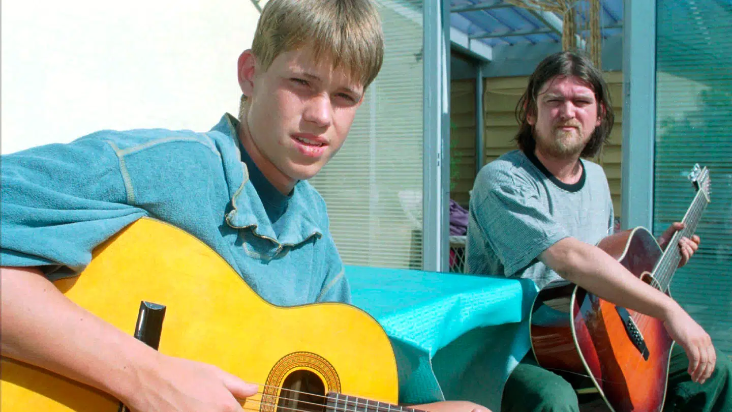 ARKIV. Tilbage i 1995 besøgte B.T. Johnny Madsen på Fanø - og hans søn Rasmus Madsen. Siden fik sønnen sågar lov at spille guitar for sin far, og i dag turnerer Rasmus Madsen rundt med Johnny Madsens musik.