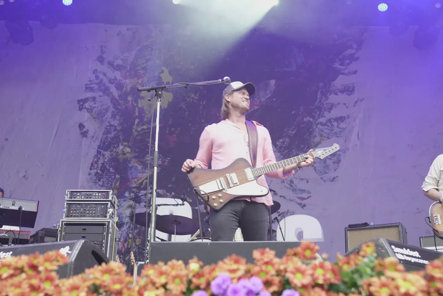 Rasmus Madsen er søn af den afdøde musiker Johnny Madsen. Søndag spillede han med det nye band Madsen på Smukfest, som optræder med Johnny Madsens gamle hits. Foto: Christian Toft Bro