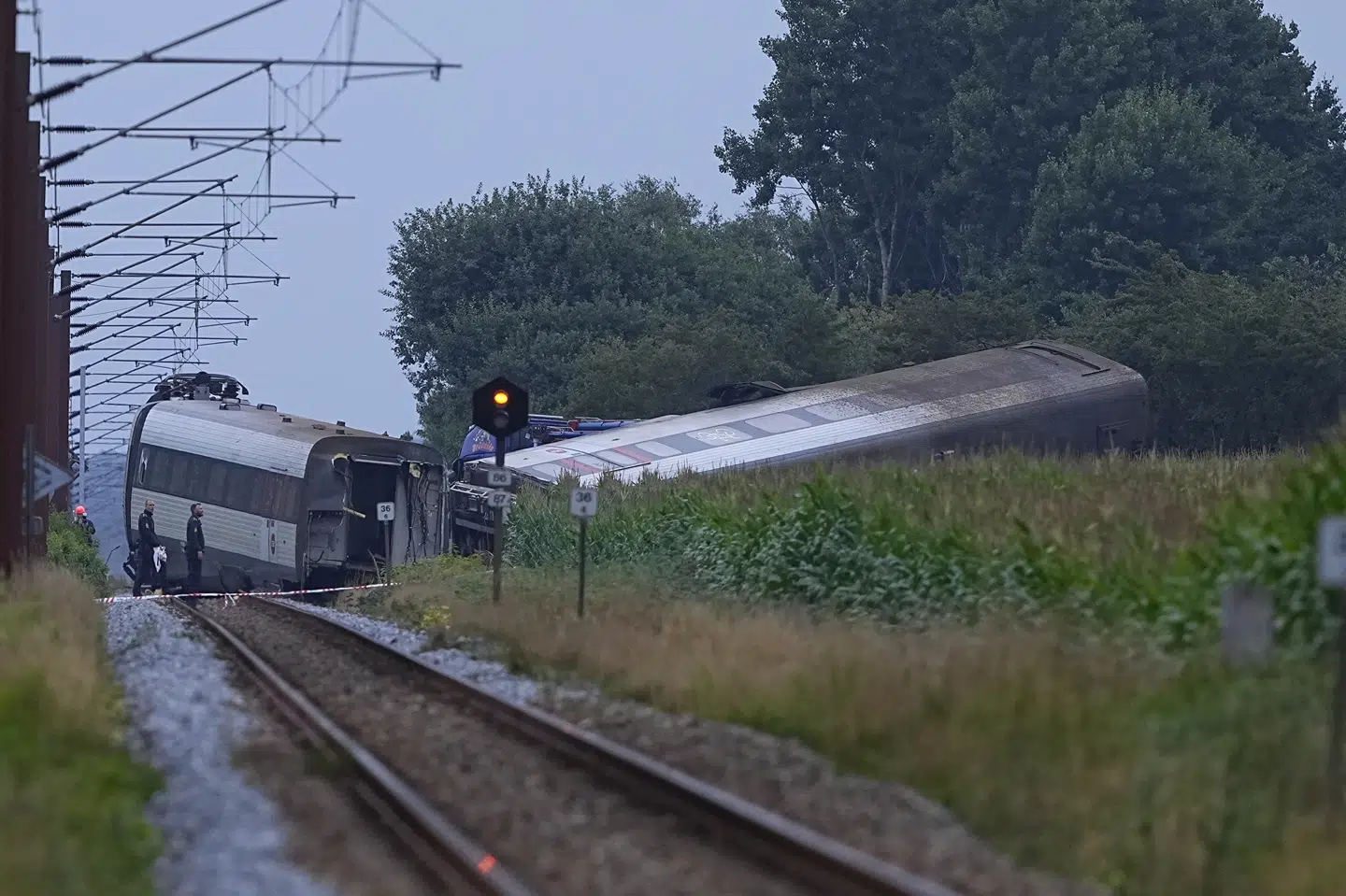 En er død og flere er tilskadekomne, efter et tog er kørt af sporet efter et sammenstød med en lastbil syd for Bjerndrup, oplyser politiet.