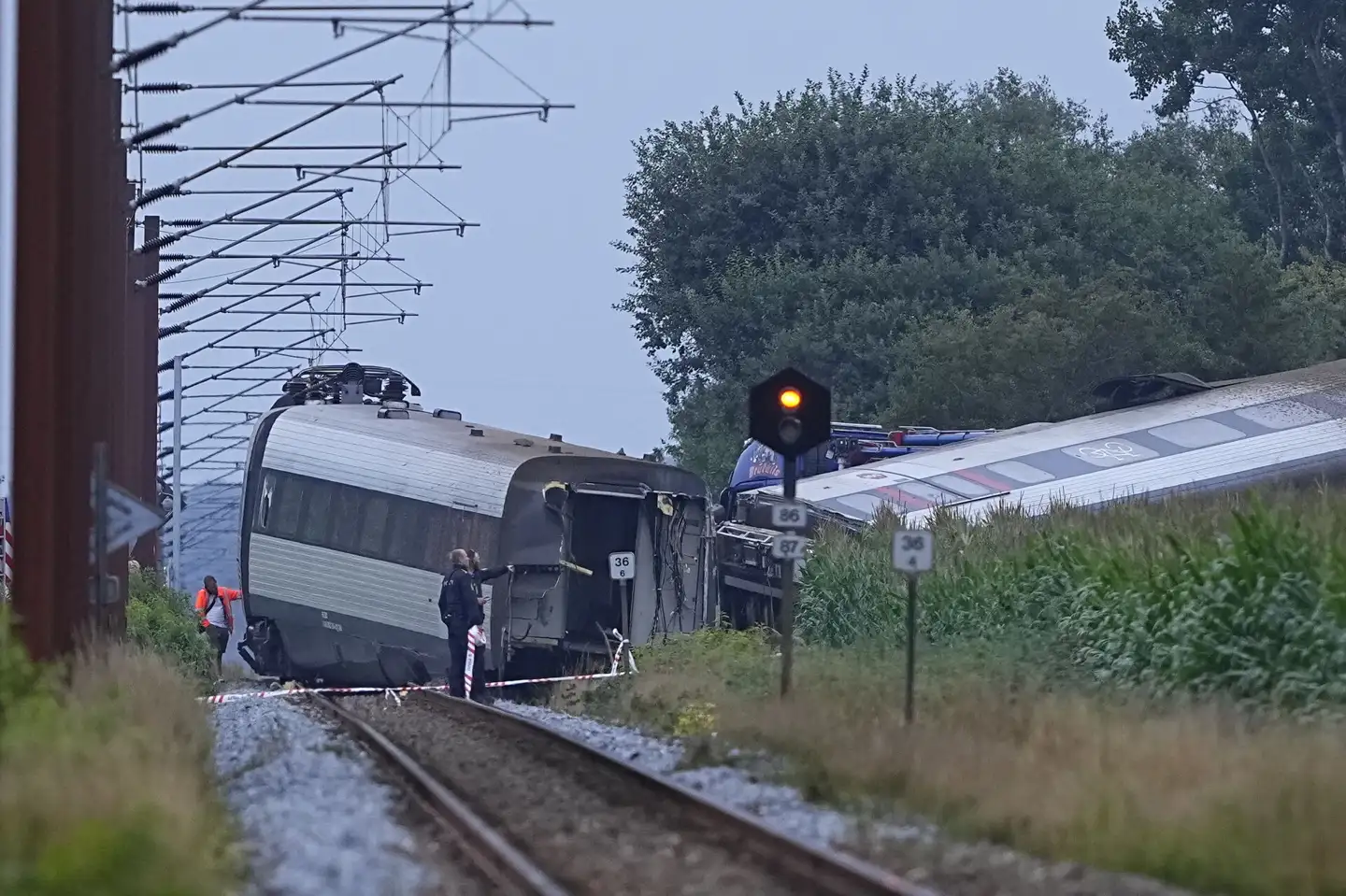 Et tog er stødt sammen med et køretøj i Sønderjylland.