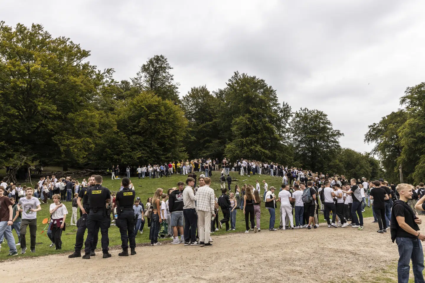 Hvert år samles masser af unge mennesker til den traditionsrige puttefest i Klampenborg. I år anslår politiet, at et færre antal end normalt er mødt op. (Arkivfoto).
