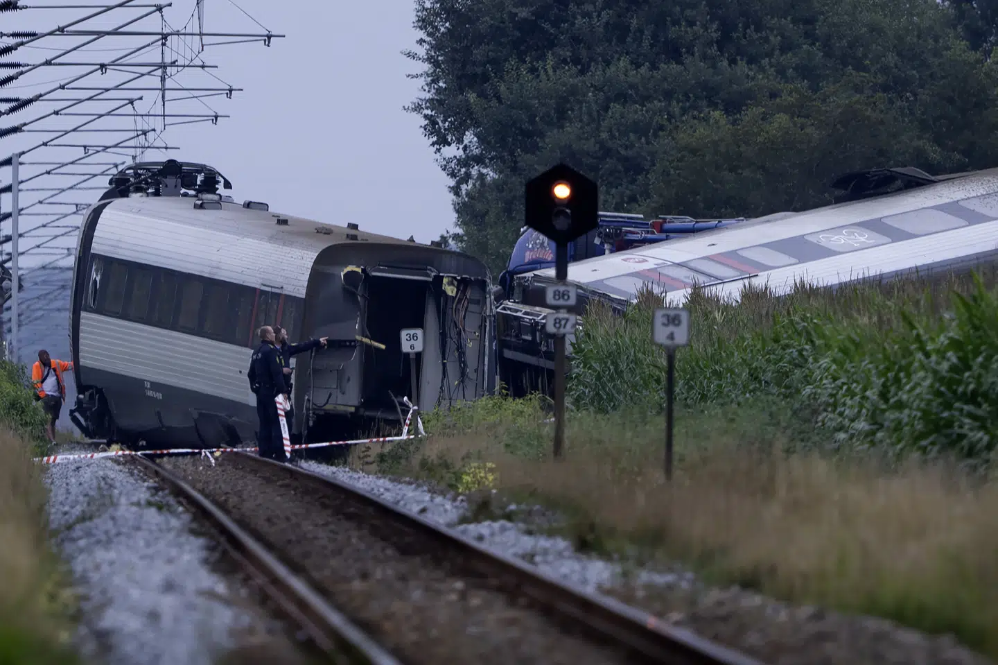 Et passagertog på vej fra København til Sønderborg blev fredag eftermiddag afsporet tæt på Kliplev. En person er efterfølgende blevet erklæret død.