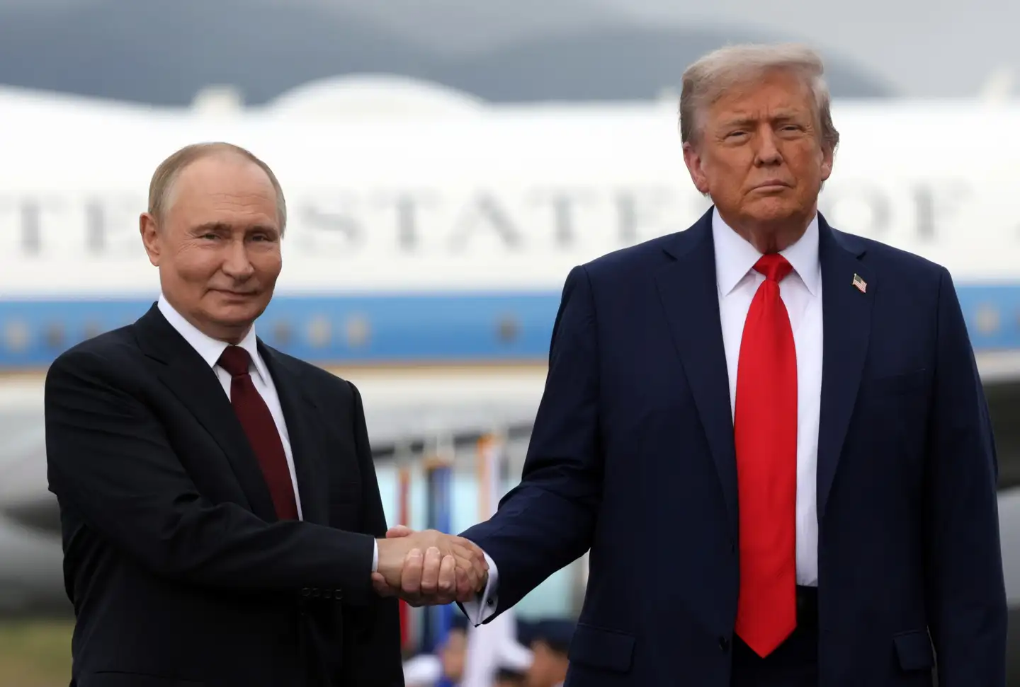 »Goddag nabo«, sagde Ruslands præsident Vladimir Putin, da USAs præsident Donald Trump tog imod  ham på den røde løber i Alaska, USA. Derfra vidste Putin, at det ville blive et godt møde, sagde han.