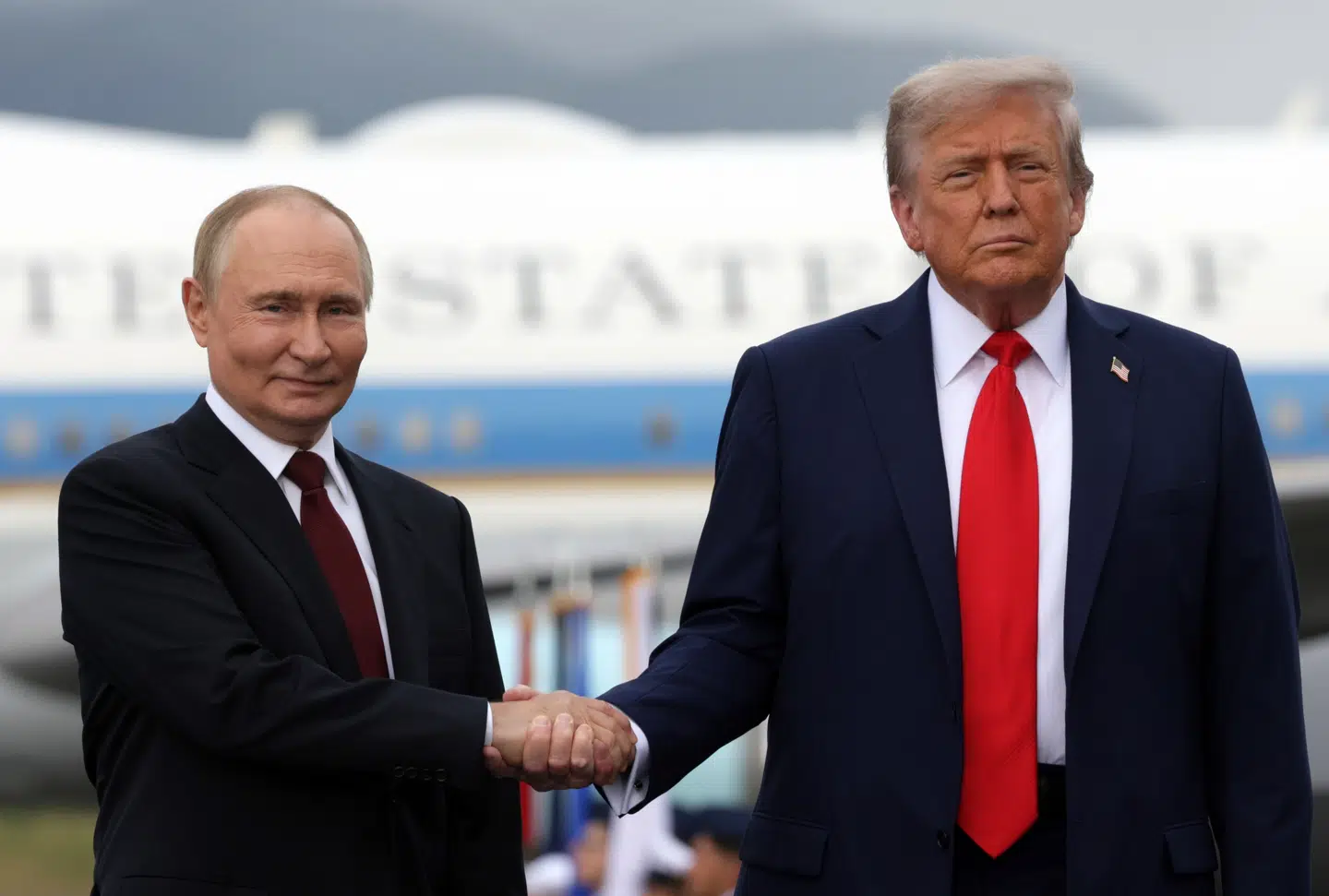 »Goddag nabo«, sagde Ruslands præsident Vladimir Putin, da USAs præsident Donald Trump tog imod ham på den røde løber i Alaska, USA. Derfra vidste Putin, at det ville blive et godt møde, sagde han.