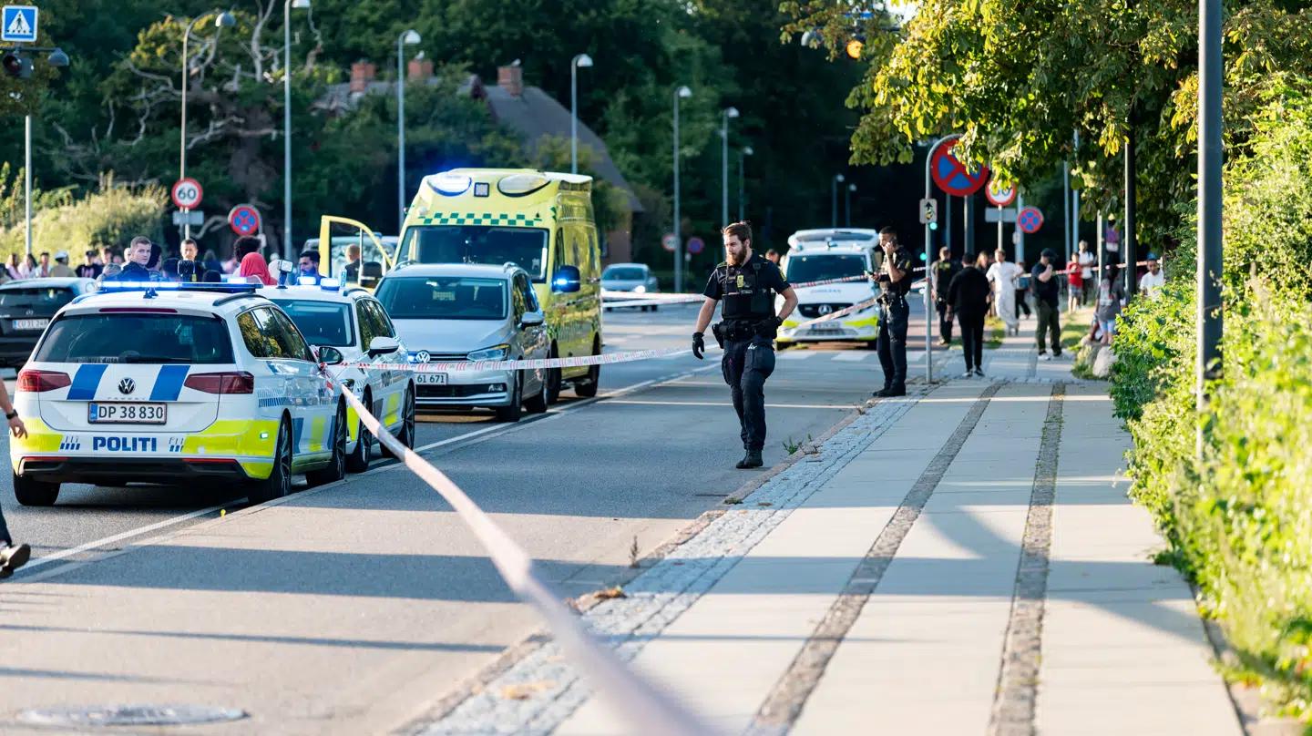 Politiet er til stede ved Bellevue Strand i Klampenborg lørdag den 16. august 2025.