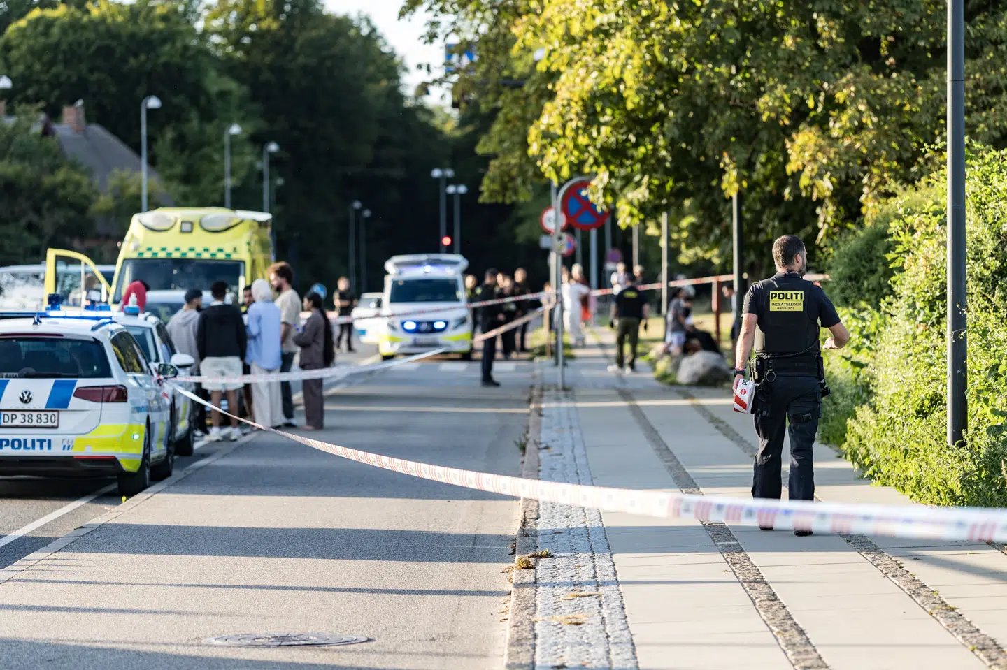 Politiet var lørdag talstærkt til stede ved Bellevue Strand i Klampenborg efter et masseslagsmål, hvor en 15-årig blev stukket med kniv.