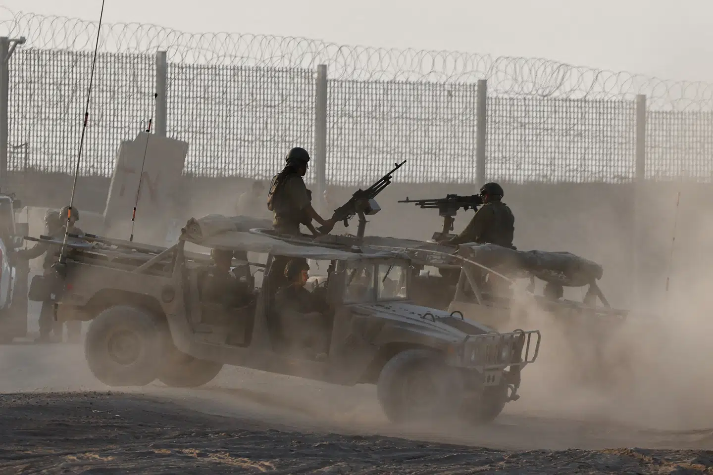 Israelske militærkøretøjer nær grænsen til Gaza.