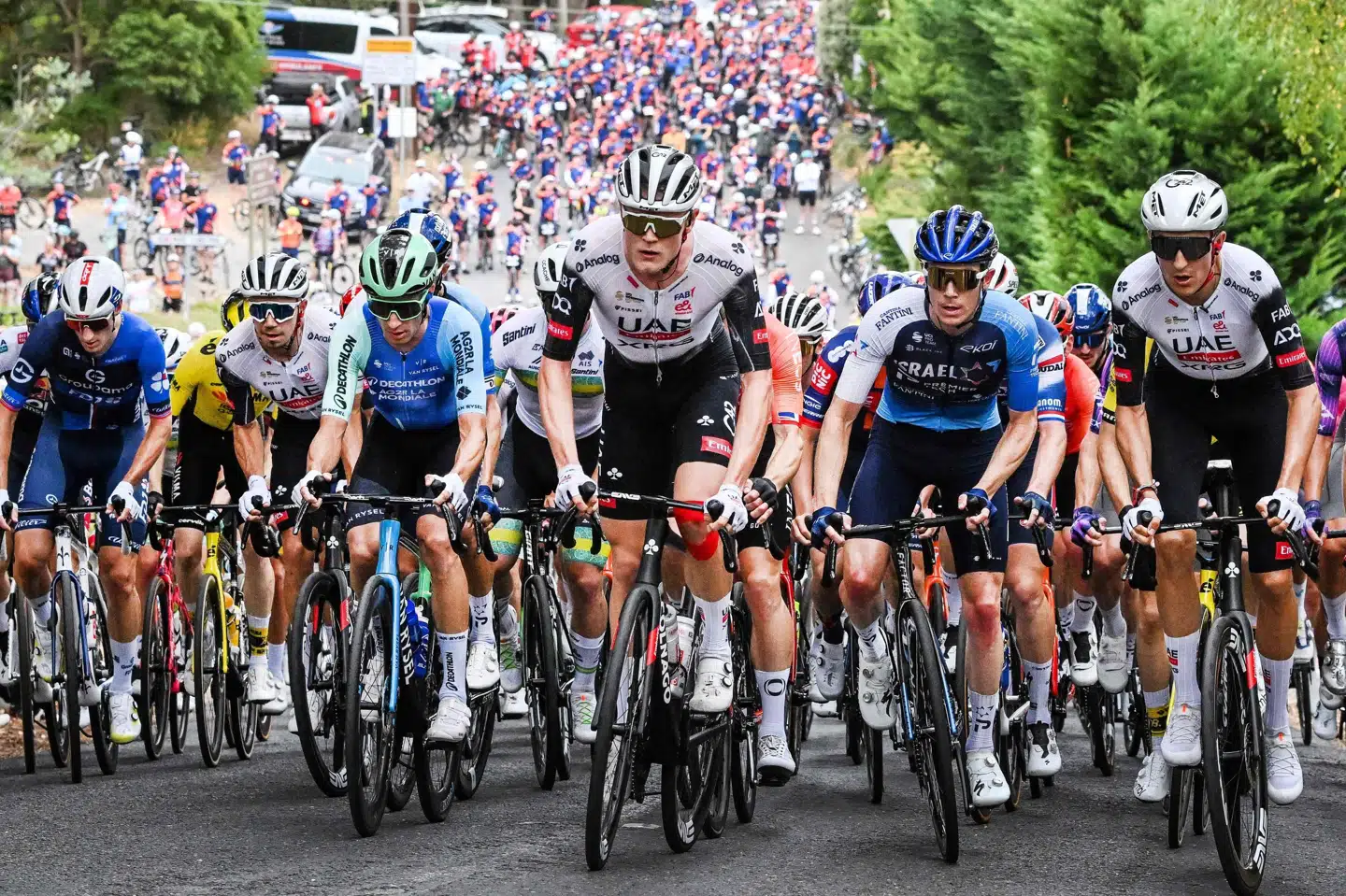 Julius Johansen (i midten) har tidligere jagtet etapesejre i udbrud. I hans nye rolle hos UAE Emirates skal han neutralisere netop det, så hans kaptajner kan gøre arbejdet færdigt. (Arkivfoto).